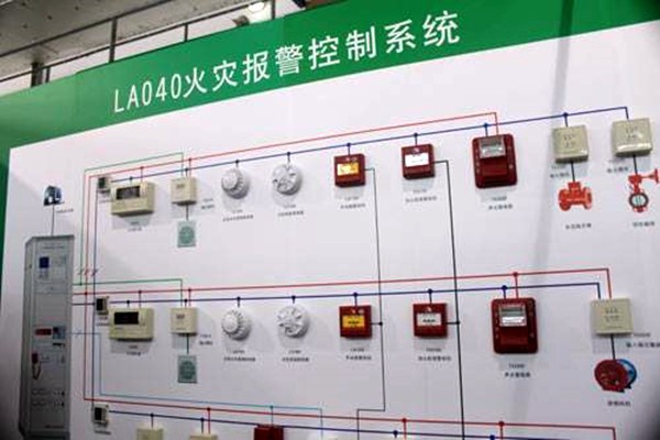 出現火警時，樓宇控制系統如何快速做出反應？